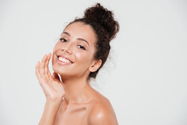 Foto grátis retrato da beleza de uma mulher bonita sorridente